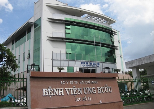 Nguyễn Quỳnh Anh và đại diện của hãng Servona giới thiệu các sản phẩm hỗ trợ cho bệnh nhân phẫu thuật thanh quản tại bệnh viện Ung Bướu TpHCM